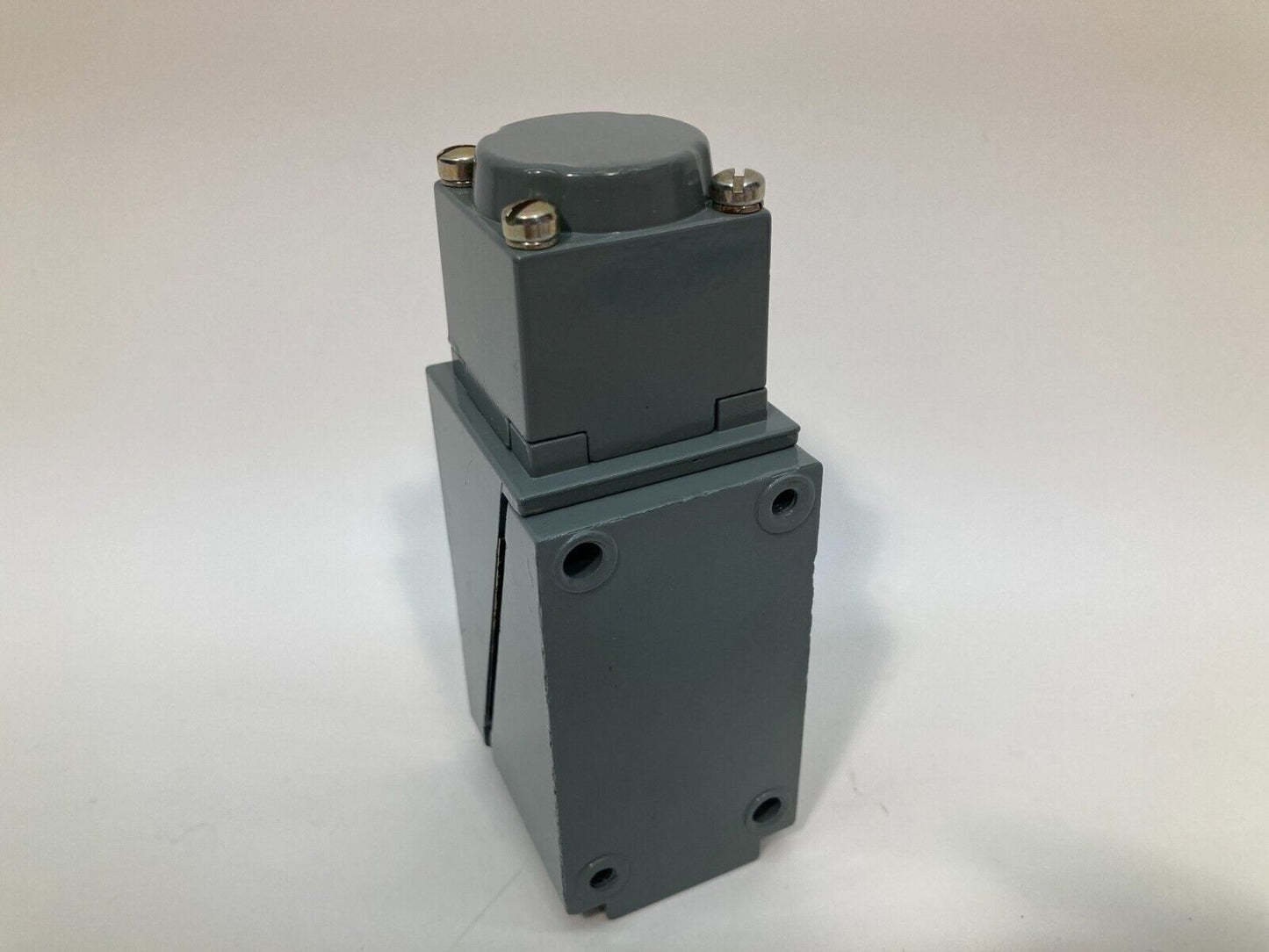 Allen-Bradley 802T-A2P Series F Oil Tight Limit Switch